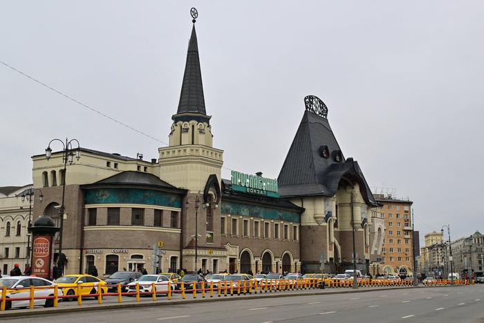 Экстренные службы потушили пожар в строительной бытовке на территории Ярославского вокзала