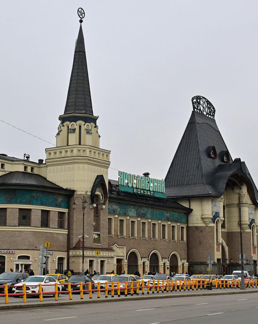 Экстренные службы потушили пожар в строительной бытовке на территории Ярославского вокзала