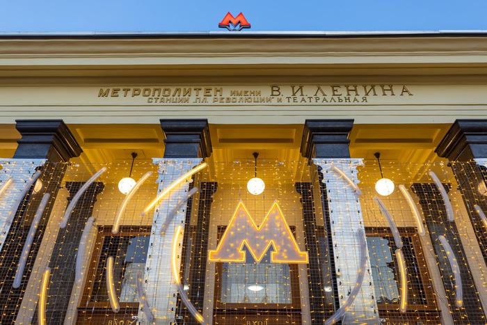 Метро и Северный речной вокзал украсили ко Дню Московского транспорта