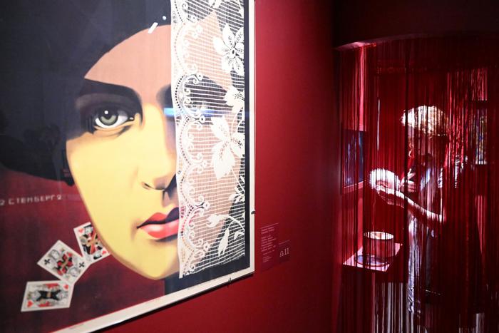 Во всём виноваты французы, потерянный паспорт и Chanel №5: как Москва за десятилетие превратилась в город духов