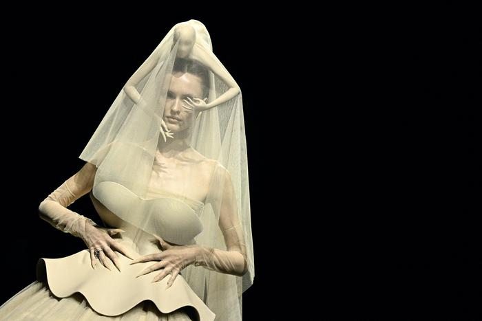 Как в Париже прошла Неделя высокой моды: мрак, футуризм и живые водоросли на подиуме