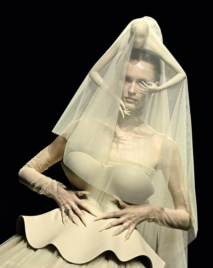 Как в Париже прошла Неделя высокой моды: мрак, футуризм и живые водоросли на подиуме