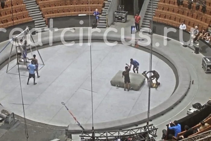 Воздушный гимнаст из Эфиопии упал с шестиметровой высоты: есть ли травмы и переломы