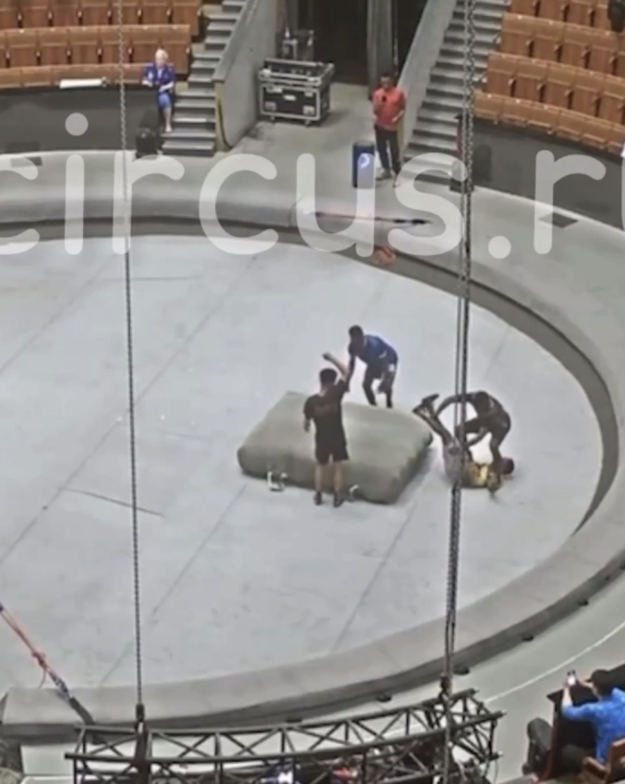 Воздушный гимнаст из Эфиопии упал с шестиметровой высоты: есть ли травмы и переломы