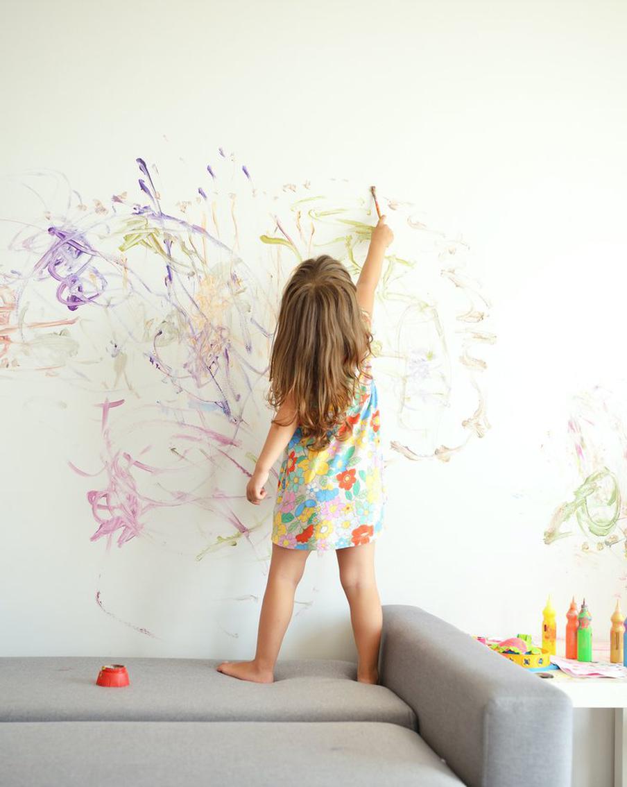 В доме с детьми и животными: как выбрать крепкие покрытия для стен и пола