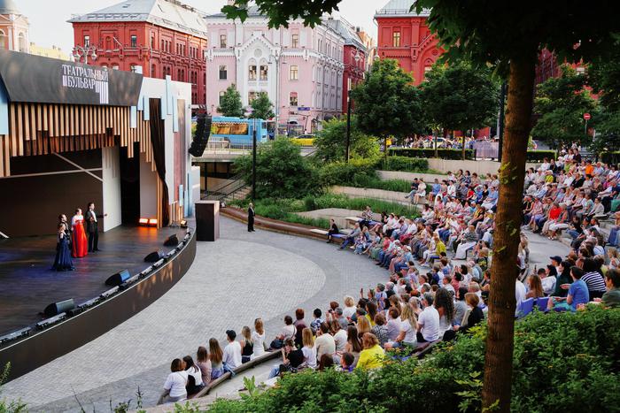 Игорь Верник пообещал, что на Патриарших скоро заговорит и немой, а Аня Чиповская превратилась в цветок