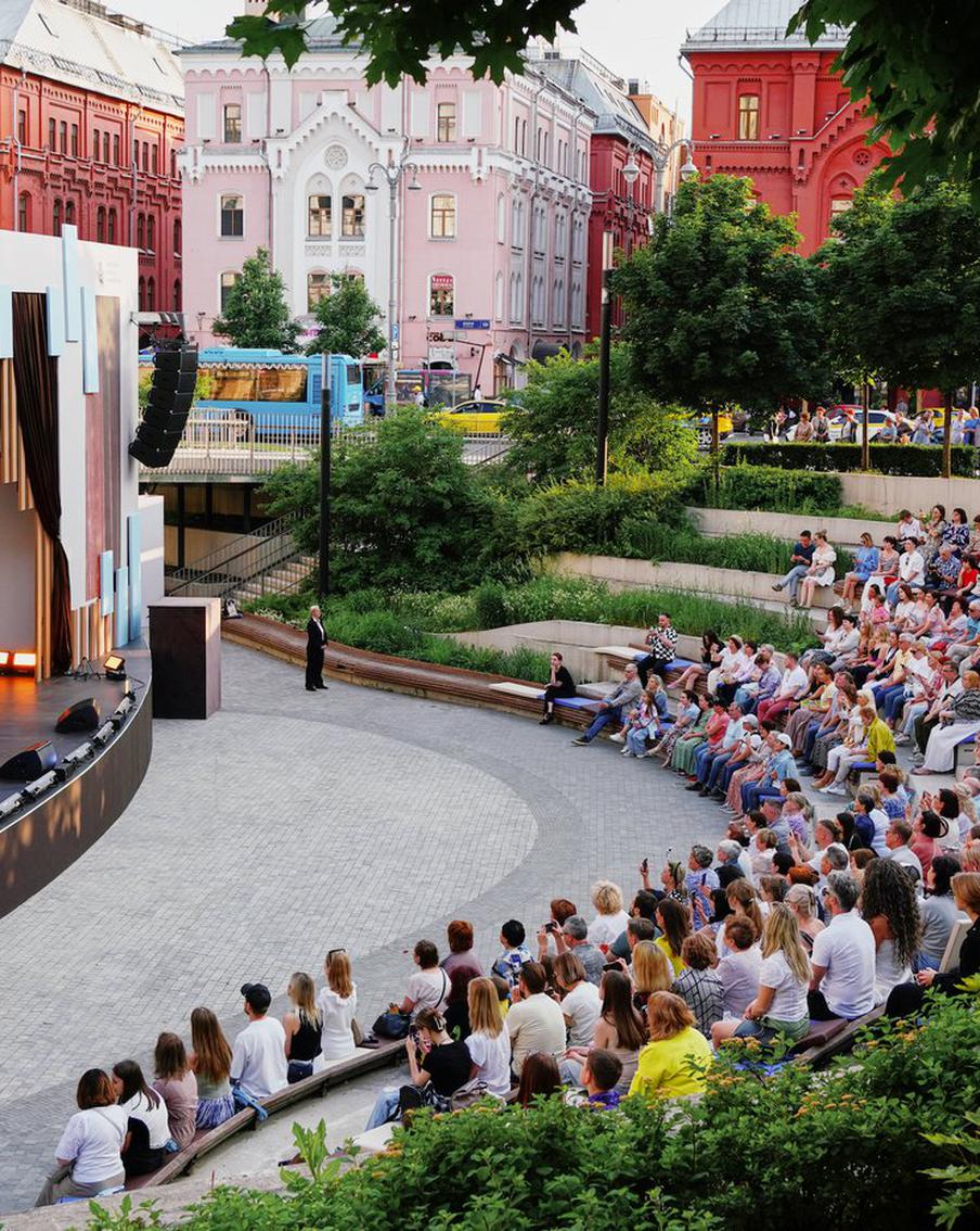 Игорь Верник пообещал, что на Патриарших скоро заговорит и немой, а Аня Чиповская превратилась в цветок