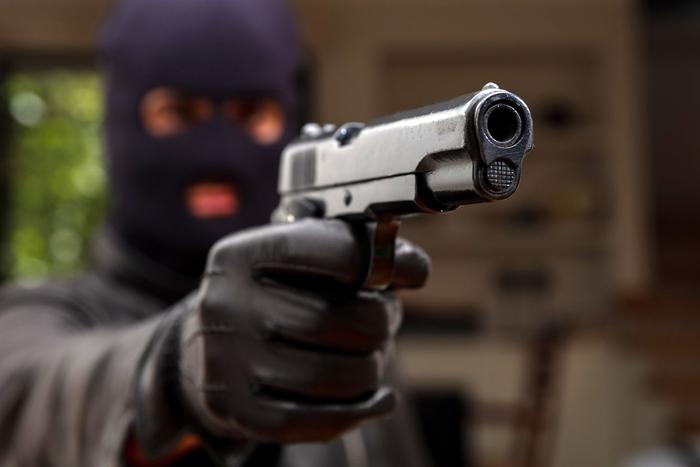 В Махачкале двое открыли стрельбу по бойцу ММА