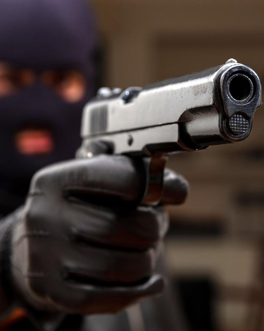 В Махачкале двое открыли стрельбу по бойцу ММА