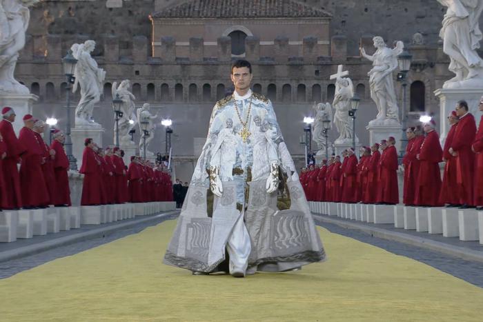 Dolce & Gabbana устроил модный показ в духе католической мессы: что происходило в мире моды и красоты на этой неделе