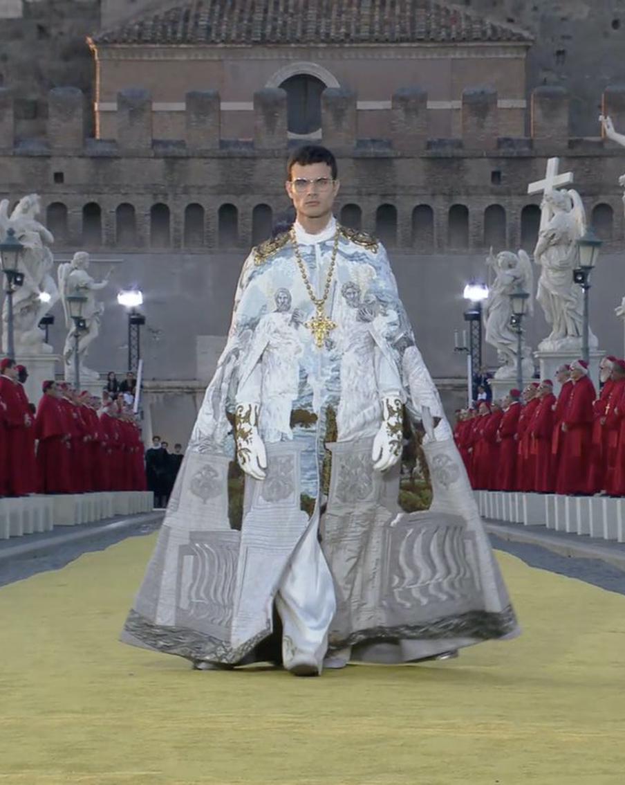 Dolce & Gabbana устроил модный показ в духе католической мессы: что происходило в мире моды и красоты на этой неделе