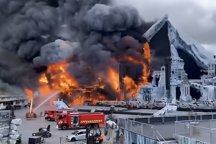 Tomorrowland горит: сцена крупного музыкального фестиваля в Бельгии уничтожена за два дня до его проведения