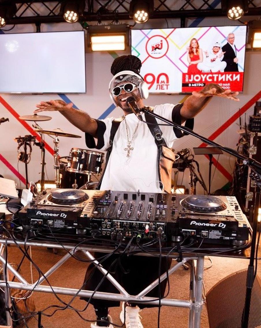 Из студии на экран: звеёздный диджей Саймон задумался о дуэте с динозавром