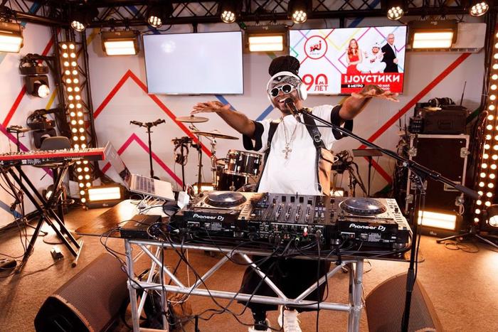 Из студии на экран: звеёздный диджей Саймон задумался о дуэте с динозавром