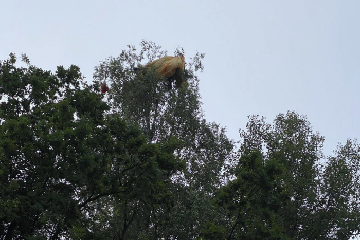 Сквозь тернии к парашютисту: как подмосковные спасатели вытащили с высоты 17-летнего экстремала