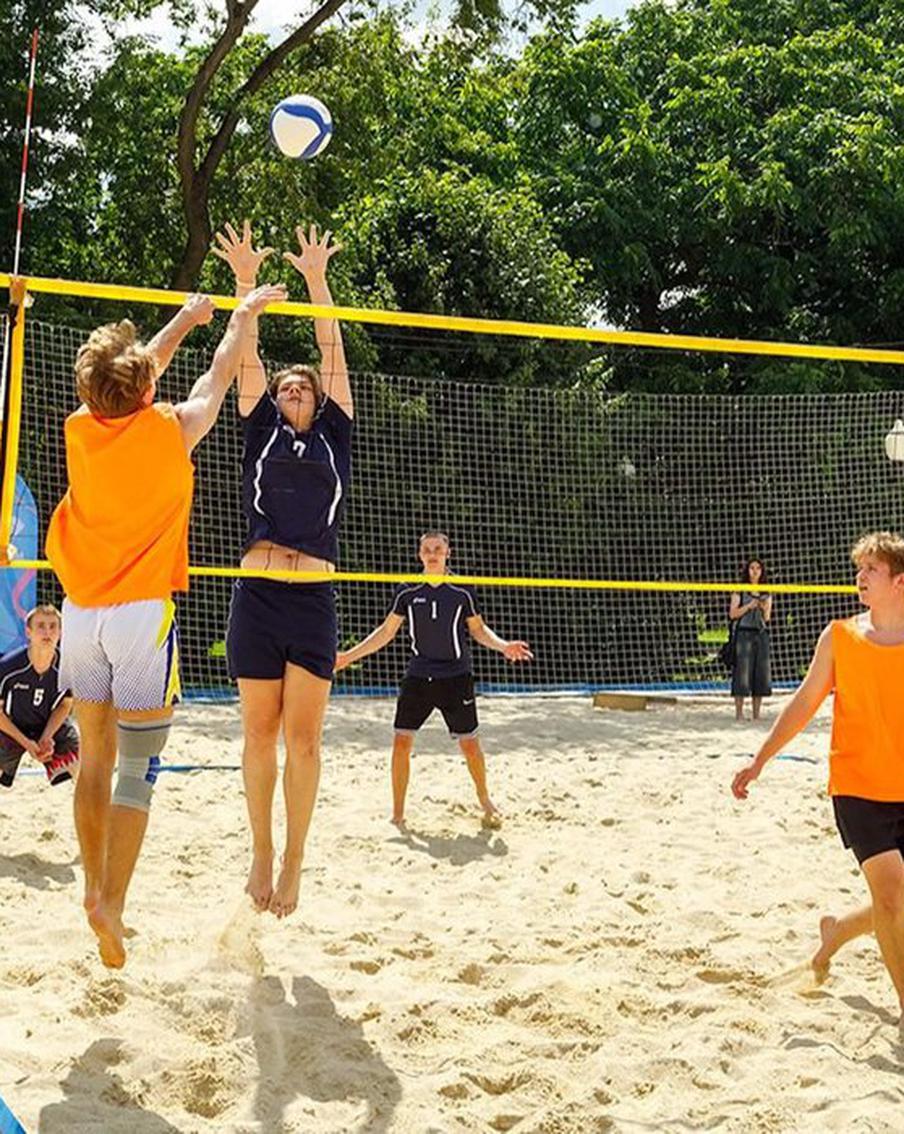 Выбираемся из знойного города на песок: где играть в пляжный волейбол в Москве