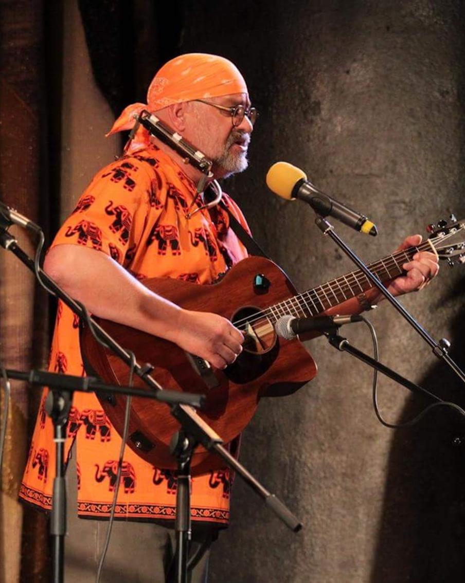 "Тёрли свинки друг другу спинки": как детская песенка стала хитом и набрала миллионы просмотров