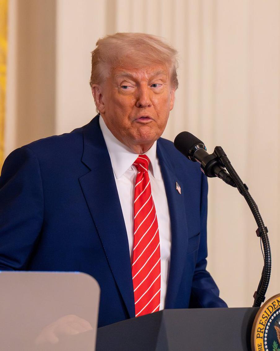 Трамп отрицает причастность к эротическому рисунку для Эпштейна