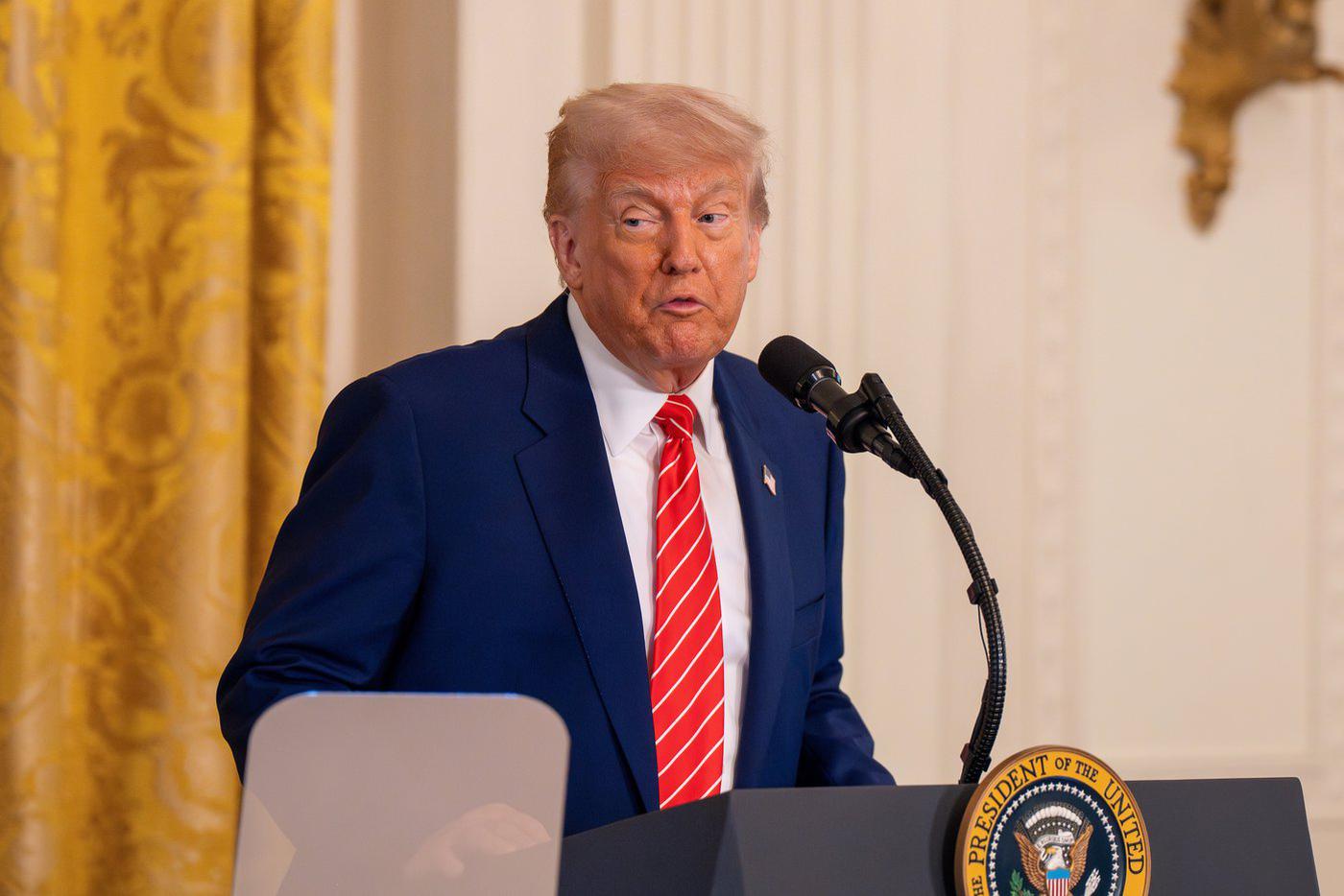 WSJ: Трамп якобы подарил Эпштейну рисунок обнажённой женщины
