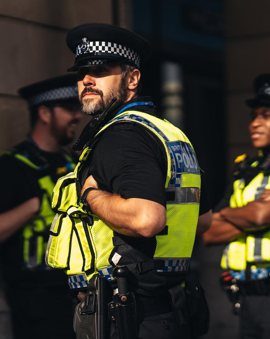 В Британии вспыхнули беспорядки из-за мигранта-насильника