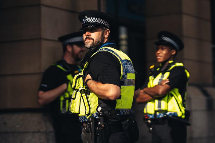 В Британии вспыхнули беспорядки из-за мигранта-насильника