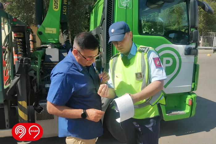 Более 4 тысяч автомобилей вернули водителям инспекторы МАДИ без эвакуации с места нарушения ПДД с начала года