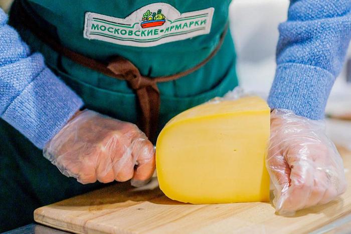 Фермер московской ярмарки помогает бойцам СВО продукцией с семейной сыроварни