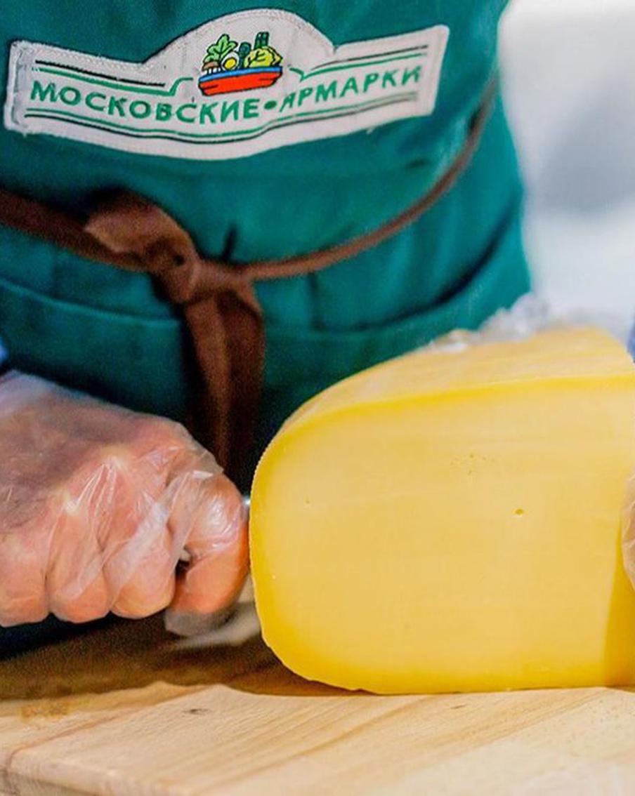 Фермер московской ярмарки помогает бойцам СВО продукцией с семейной сыроварни