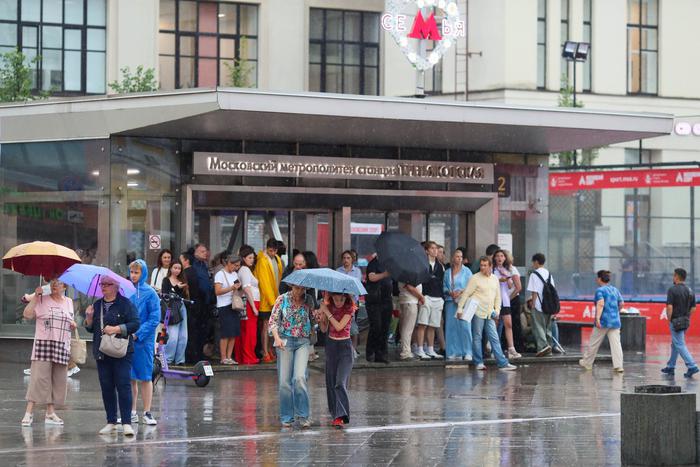 В МЧС Москвы предупредили жителей и гостей столицы о правилах поведения в условиях сильной непогоды