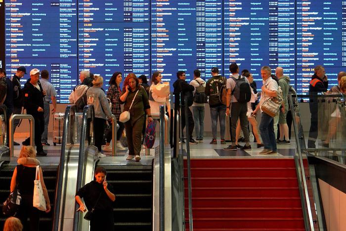 В аэропорту Шереметьево недовольные задержкой отправления пассажиры заблокировали посадку на чужой рейс