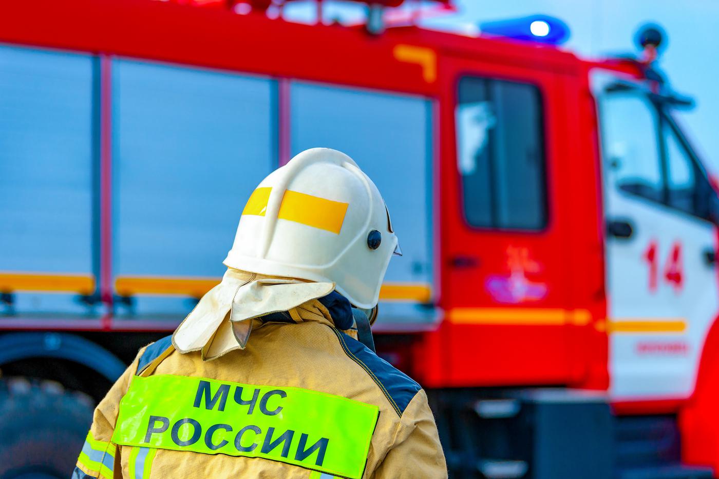 Из-за атаки украинского дрона в Зеленограде начался сильный пожар в жилом доме
