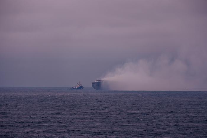 У побережья Индонезии загорелся корабль с почти 300 пассажирами на борту