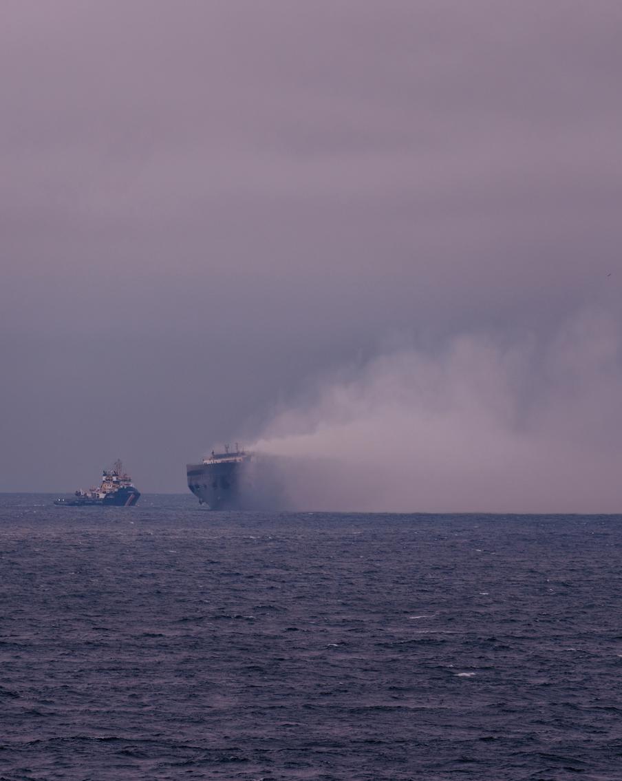 У побережья Индонезии загорелся корабль с почти 300 пассажирами на борту