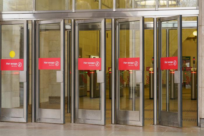 В метро Москвы между станциями "Октябрьская" и "Беляево" нет движения поездов