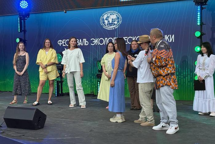 Длинноволосые россиянки соревновались между собой "кулачным методом"