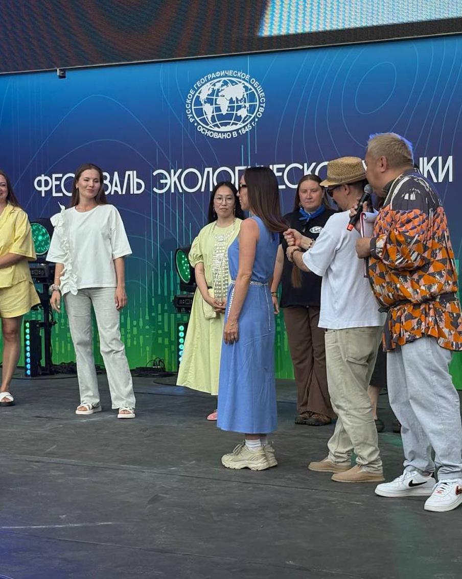 Длинноволосые россиянки соревновались между собой "кулачным методом"