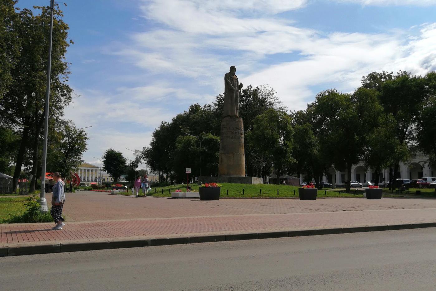 Памятник Ивану Сусанину с утра по раньше, пока не развернулась ярмарка.