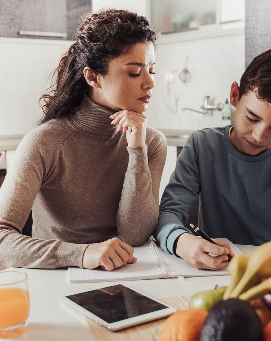 Дети ориентируются на родителей, если те позволяют слишком многое. Это может сказаться на уcпеваемости в школе