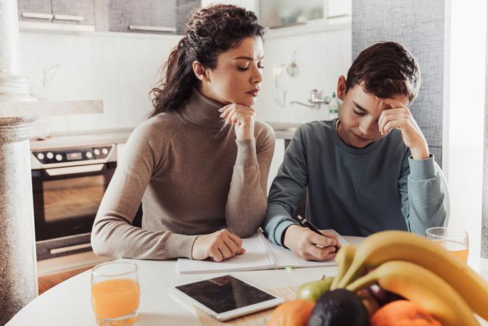 Дети ориентируются на родителей, если те позволяют слишком многое. Это может сказаться на уcпеваемости в школе