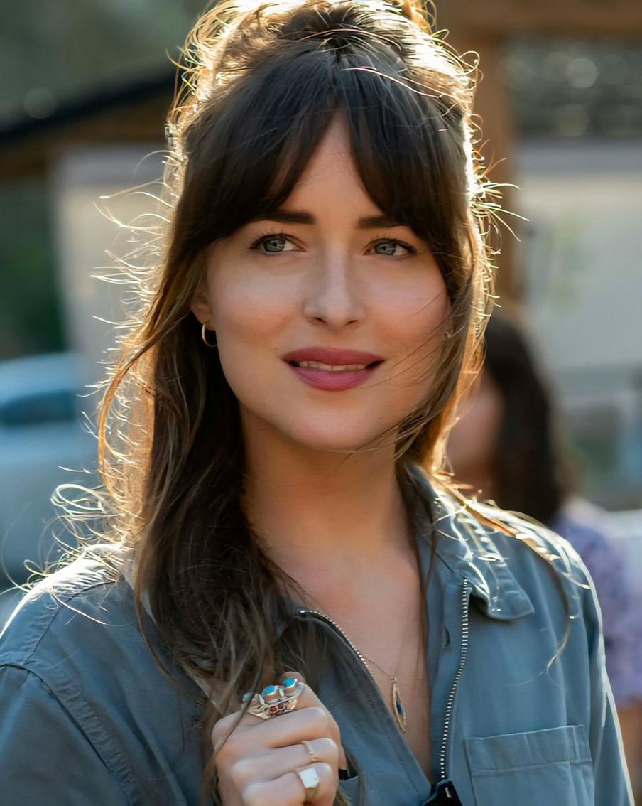 Дакота Джонсон: чёлка-шторка, смягчающая форму лица.