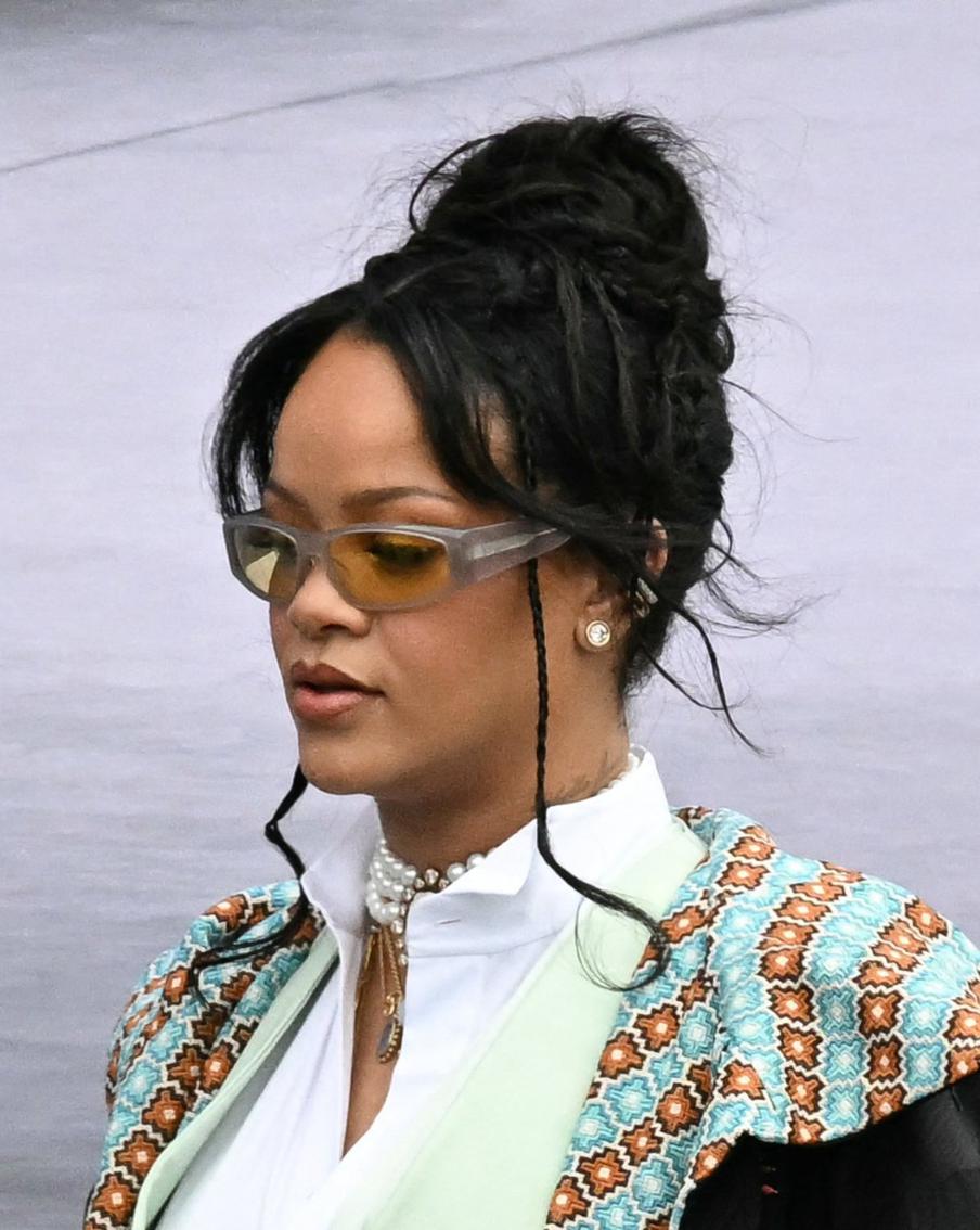 Рианна: удлинённая шторка, обнимающая лицо.