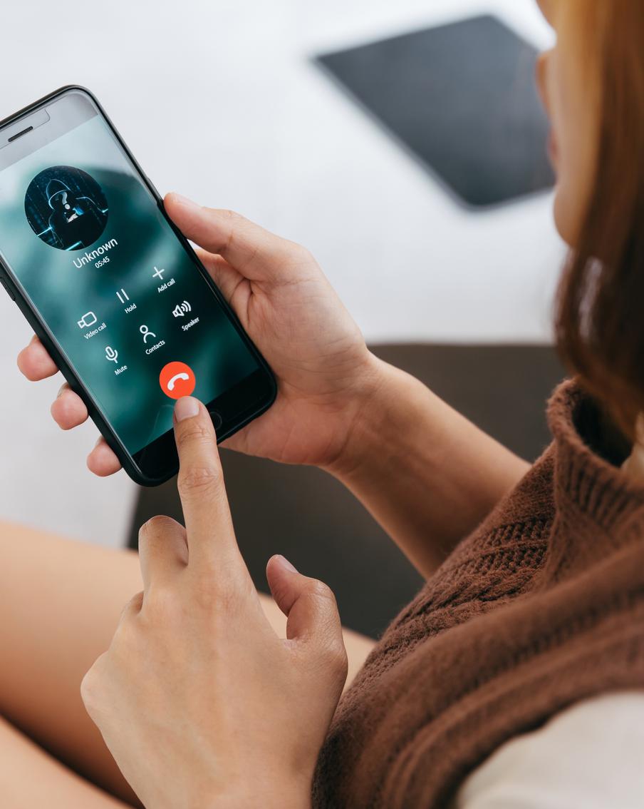 Задача мошенников – вызвать у собеседника эмоции и нащупать слабое место: психолог рассказал, как доверие в семье защищает от аферистов