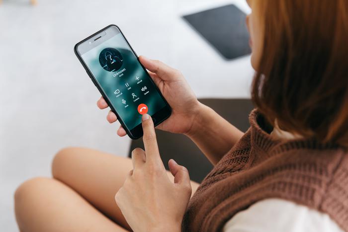 Задача мошенников – вызвать у собеседника эмоции и нащупать слабое место: психолог рассказал, как доверие в семье защищает от аферистов