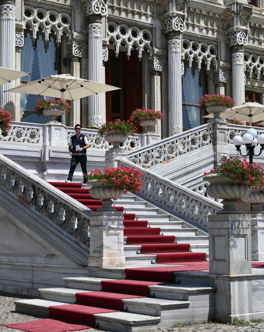 Около ста журналистов собрались у дворца Чираган на переговоры РФ и Украины