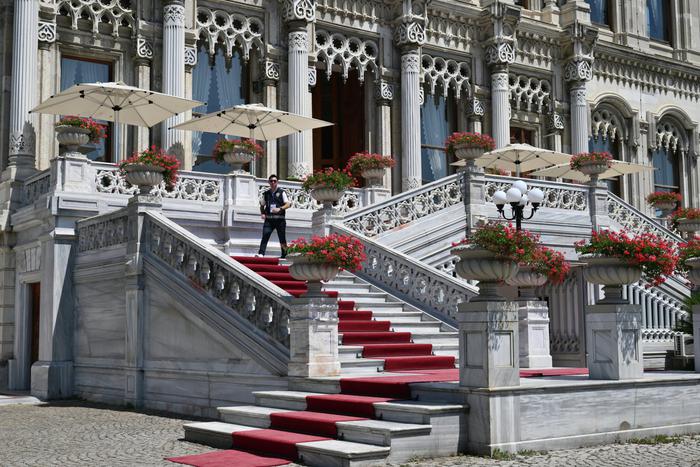 Около ста журналистов собрались у дворца Чираган на переговоры РФ и Украины