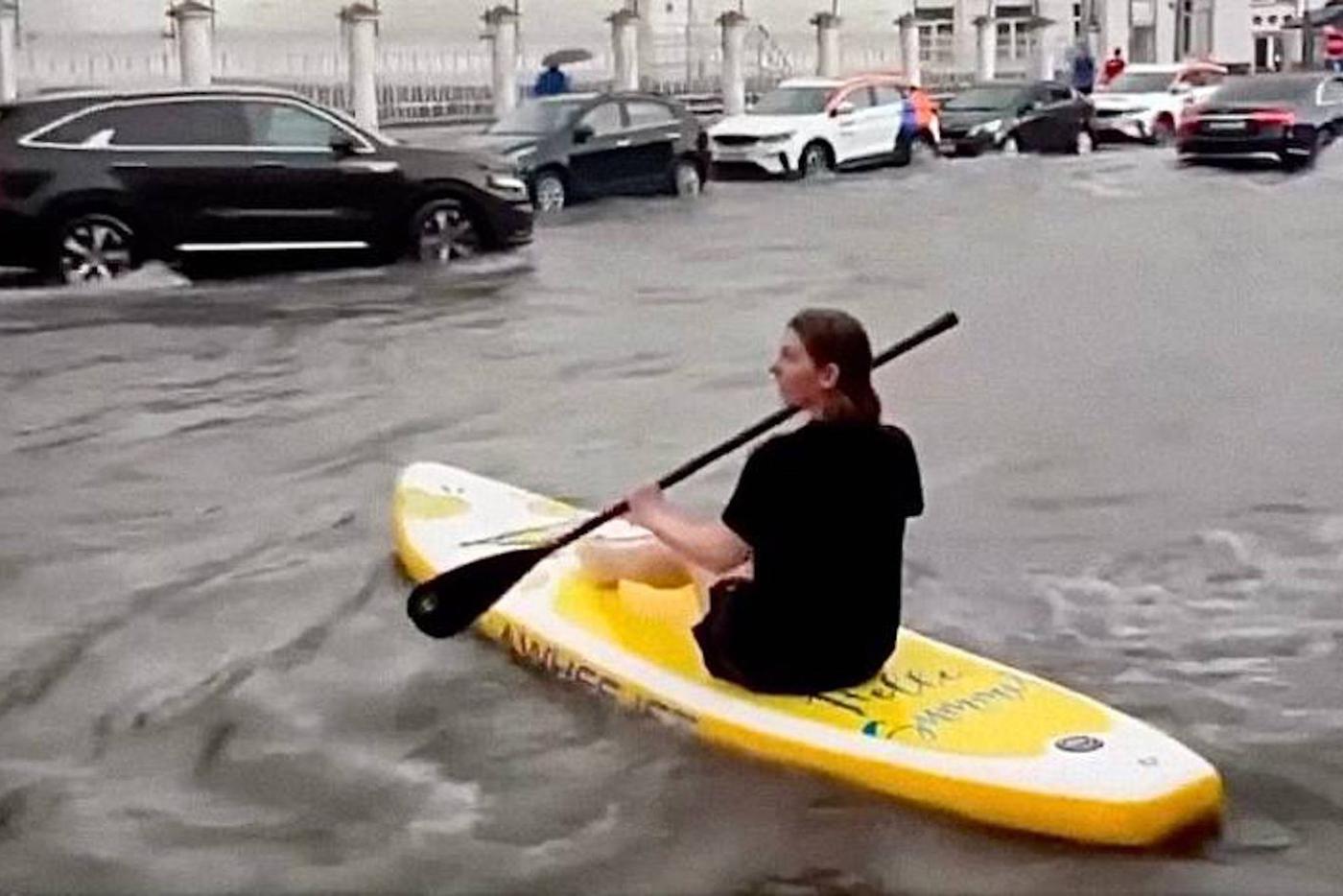 Целеустремлённая москвичка гребёт к пункту назначения.