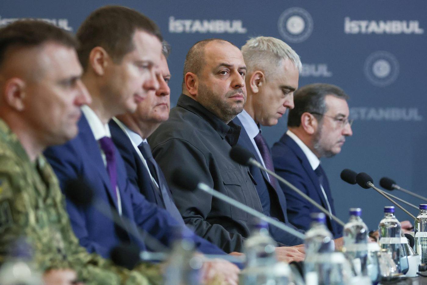Украинская делегация на переговорах с представителями России во дворце Чираган в Стамбуле. Третий справа: секретарь Совета нацбезопасности и обороны Украины Рустем Умеров.