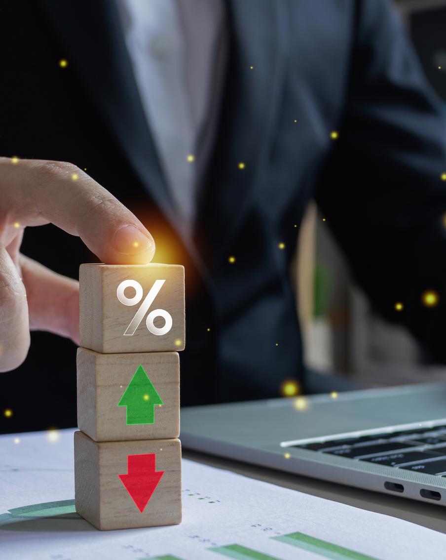 Рубль слабеет, а экономика замирает в ожидании. Центробанк готовится к смелому шагу