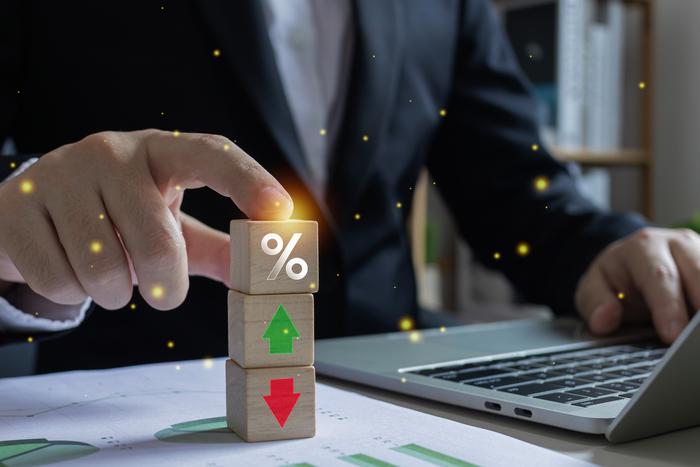 Рубль слабеет, а экономика замирает в ожидании. Центробанк готовится к смелому шагу