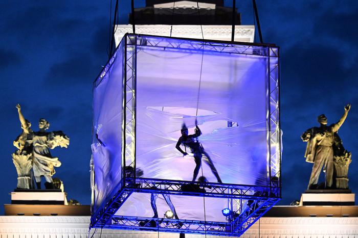 Гигантский куб подняли к рабочему и колхознице: на ВДНХ проходит Международный фестиваль искусств "Вдохновение"